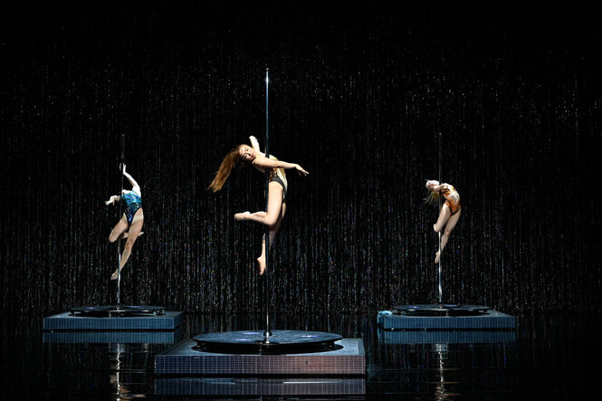 Drei Pole-Tänzerinnen nebeneinander