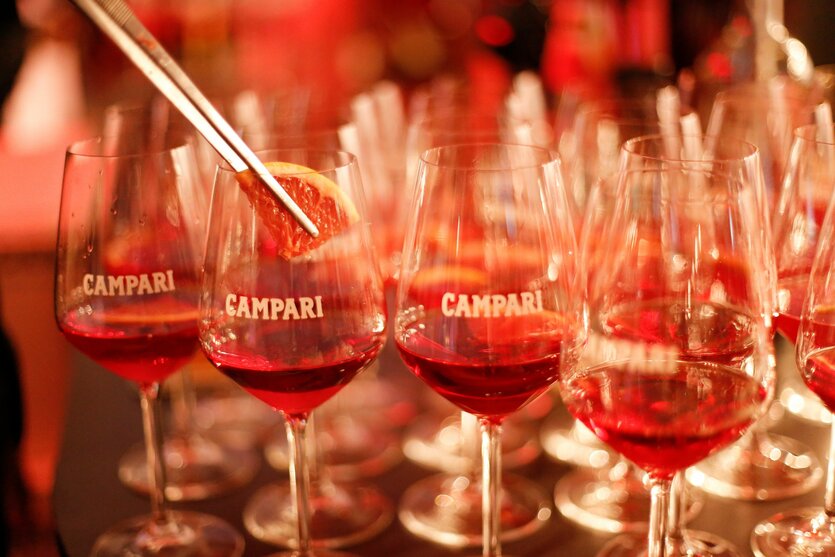Campari in Gläsern