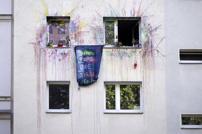 Graffiti und ein Protesttransparent "All Cops Are beautiful respected" hängt an der Fassade vom Hausprojekts Habersaathstraße 40-48