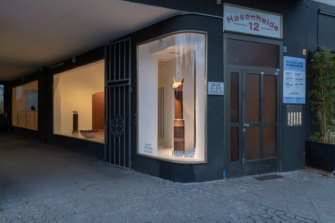 Blick auf die Galerie Paint Shop in einem kleinen Ladengeschäft in Neukölln, im Schaufenster einige Skulpturen von Anna Herms