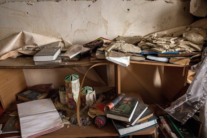 Russischsprachige Bücher in einer zerstörten Bücherei