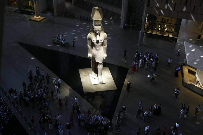 Im Zentrum des Grand Egyptian Museum steht eine Statue von Ramses II