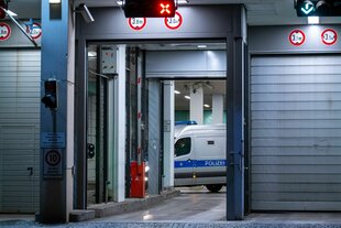 Ein Polizeifahrzeug steht im Bereitschaftsgericht des Amtsgerichtes Tiergarten