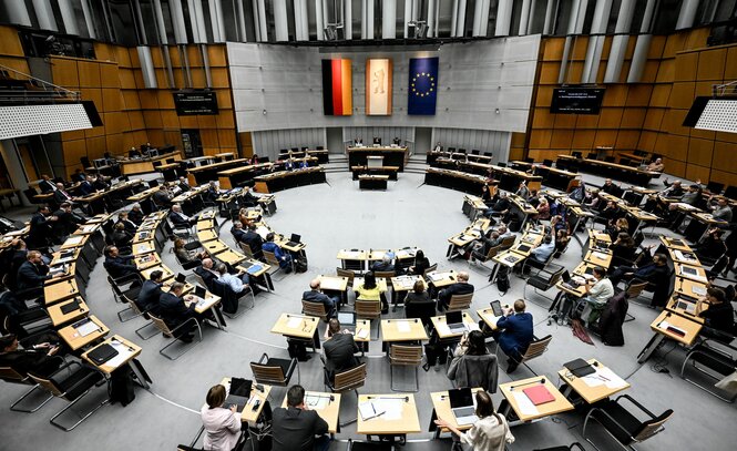 Das Bild zeigt den Plenarsaal des Berliner Abgeordnetenhauses.