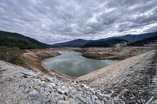 Ein Stausee, der wenig Wasser führt