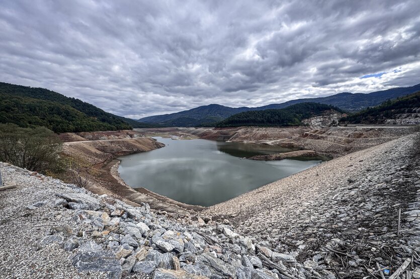 Ein Stausee, der wenig Wasser führt