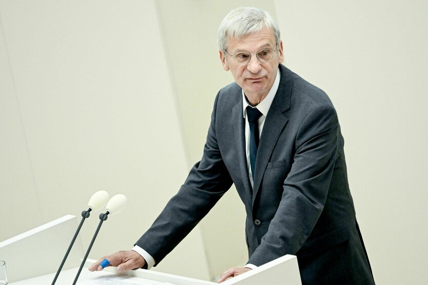 Hans-Christoph Berndt hält eine Rede am Podium