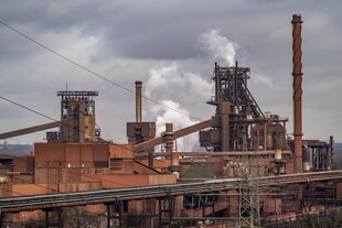 Blick auf ein Stahlwerk mit rostigen Anlagen