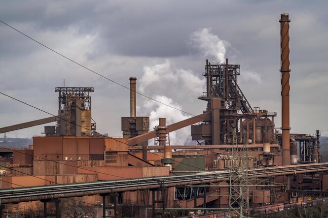 Blick auf ein Stahlwerk mit rostigen Anlagen