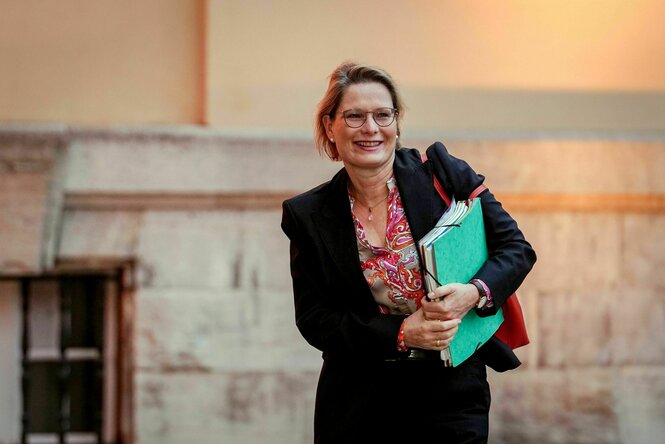 Stefanie Hubig trägt einen Aktenstapel