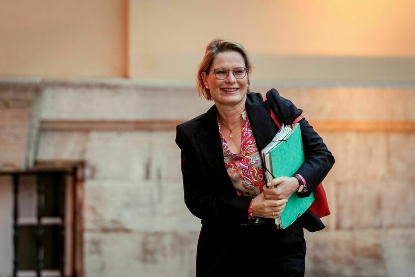 Stefanie Hubig trägt einen Aktenstapel