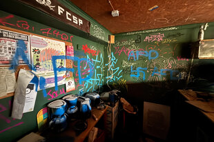 AfD-Schriftzüge und Hakenkreuz auf Wände gesprüht