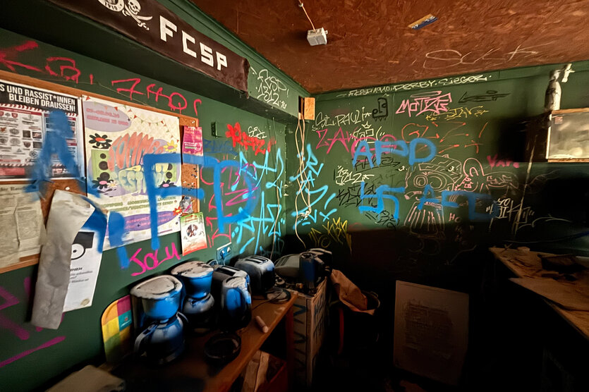 AfD-Schriftzüge und Hakenkreuz auf Wände gesprüht