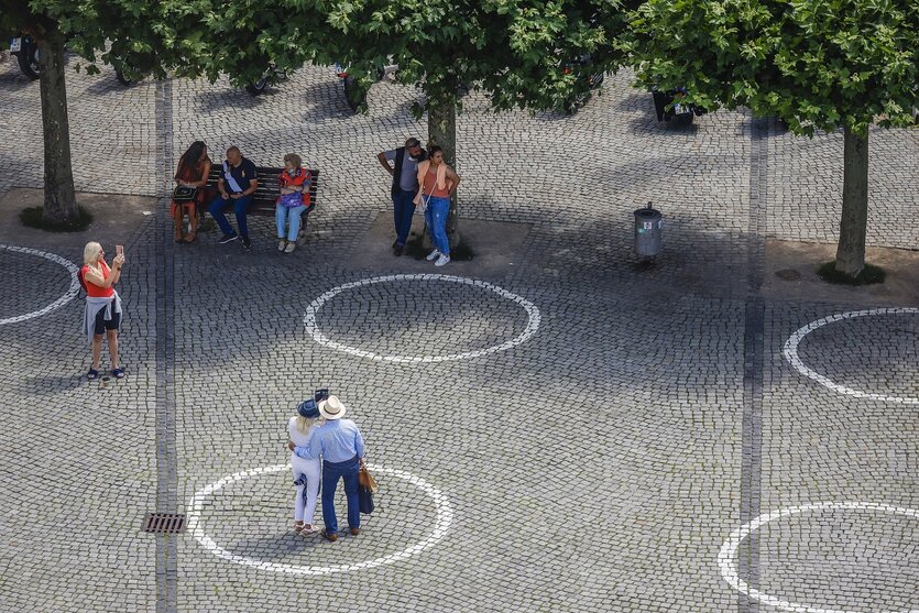 Kreise mit weißere Farbe sind auf das Straßenpflaster gemalt