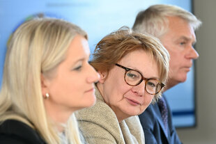 Justizministerin Kathrin Wahlmann, Innenministerin Daniela Behrens und Landespolizeipräsident Axel Brockmann