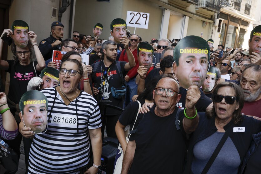 Protest gegen Regionalpräsident Carlos Mazón am 29. Oktoer, dem 1. Jahrestag der verheerenden Flutkatastrophe in Valencia
