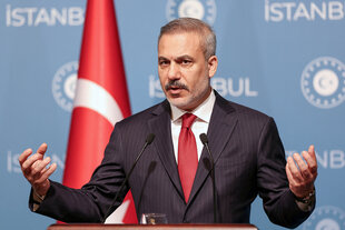 Der türkische Aussenminister Hakan Fidan gestiluliert