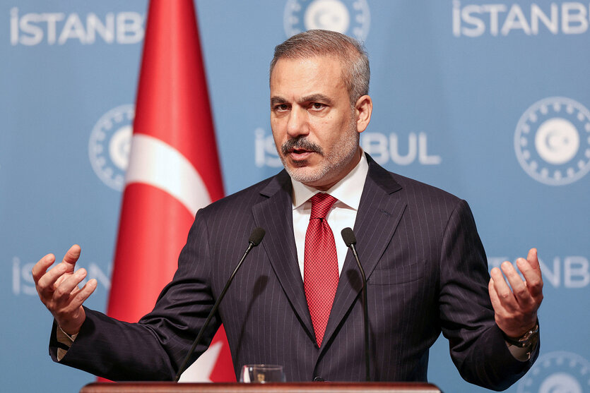 Der türkische Außenminister Hakan Fidan gestikuliert