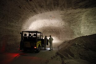 Blick in das Erkundungswerk Gorleben, im Stollen stehen ein Fahrzeug un dzwei Männer in Arbeitskleidung