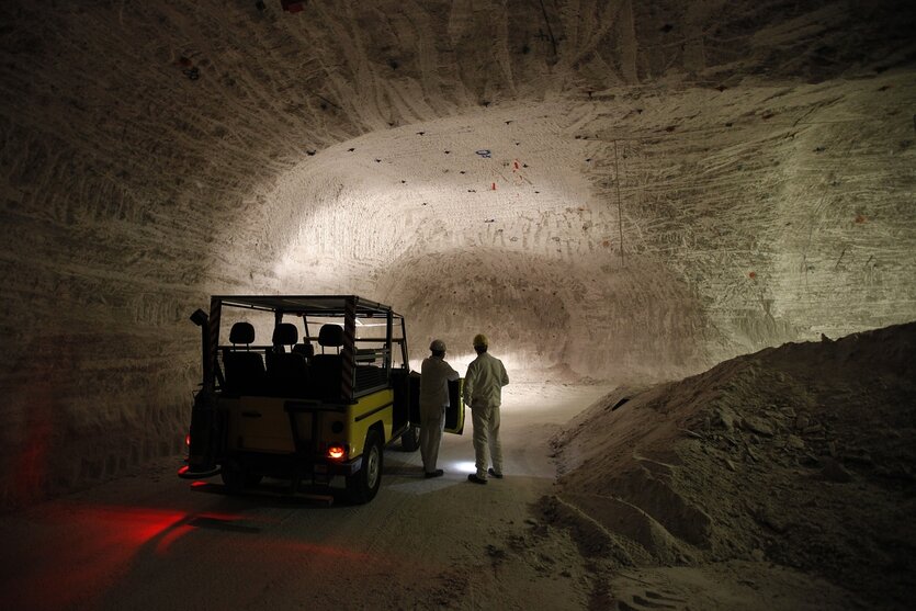 Blick in das Erkundungswerk Gorleben, im Stollen stehen ein Fahrzeug un dzwei Männer in Arbeitskleidung