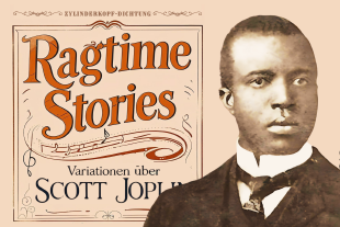 Grafik zu „Ragtime Stories“: links ein verziertes Titelblatt mit der Aufschrift „Ragtime Stories – Variationen über Scott Joplin“, rechts ein historisches Porträt des Komponisten Scott Joplin im Anzug und weißem Hemd.