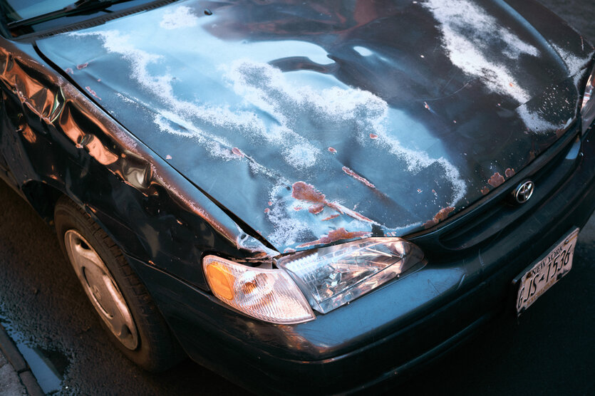 Zerbeulte Kühlerhaube eines Autos