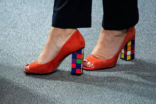 Zauberwürfel als Absätze an zwei orange-roten Highheels