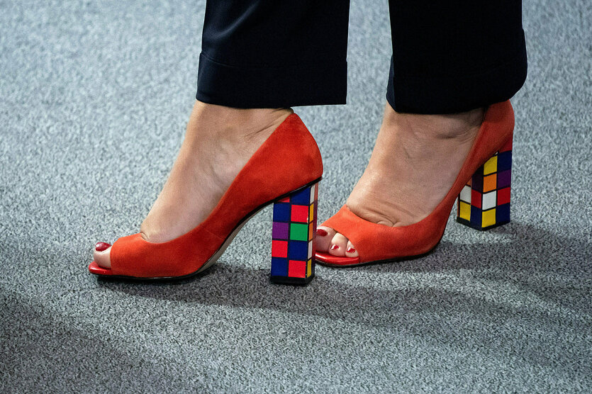 Zauberwürfel als Absätze an zwei orange-roten Highheels