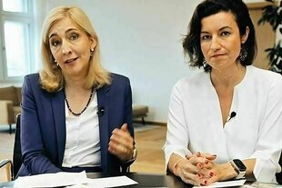 Nina Warken und Dorothee Bär sitzen nebeneinander an einem Tisch