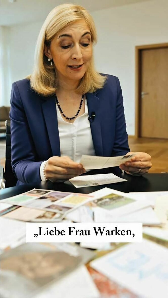 Nina Warken hält einen Brief in der Hand, das Bild ist untertitelt mit dem Zitat: ""Liebe Frau Warken,"
