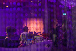 Blick auf den Tresen im Berliner Schwulenclub SchwuZ