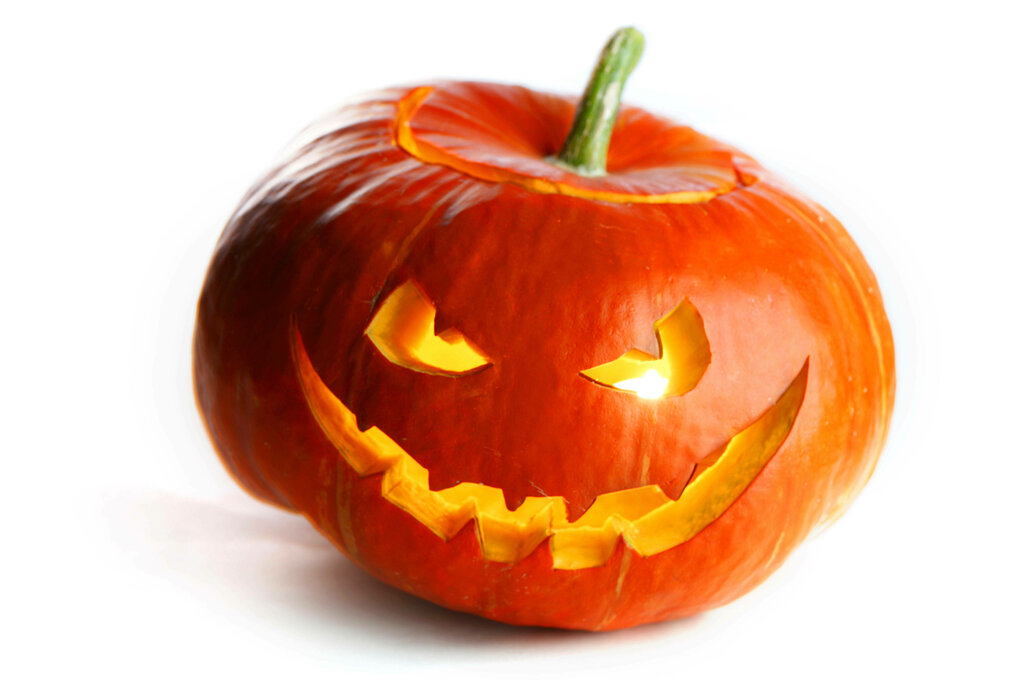 Ein Kürbiskopf mit aisgeschnitztem Gesicht