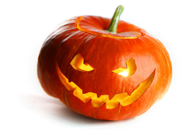 Ein Kürbiskopf mit aisgeschnitztem Gesicht