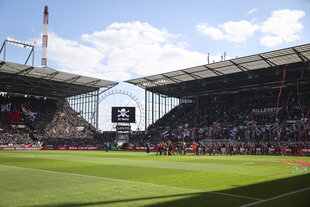 Zuschauertribünen im Millerntorstadion, im Hintergrund ein Riesenrad