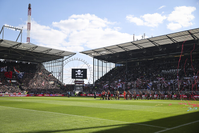 Zuschauertribünen im Millerntorstadion, im Hintergrund ein Riesenrad