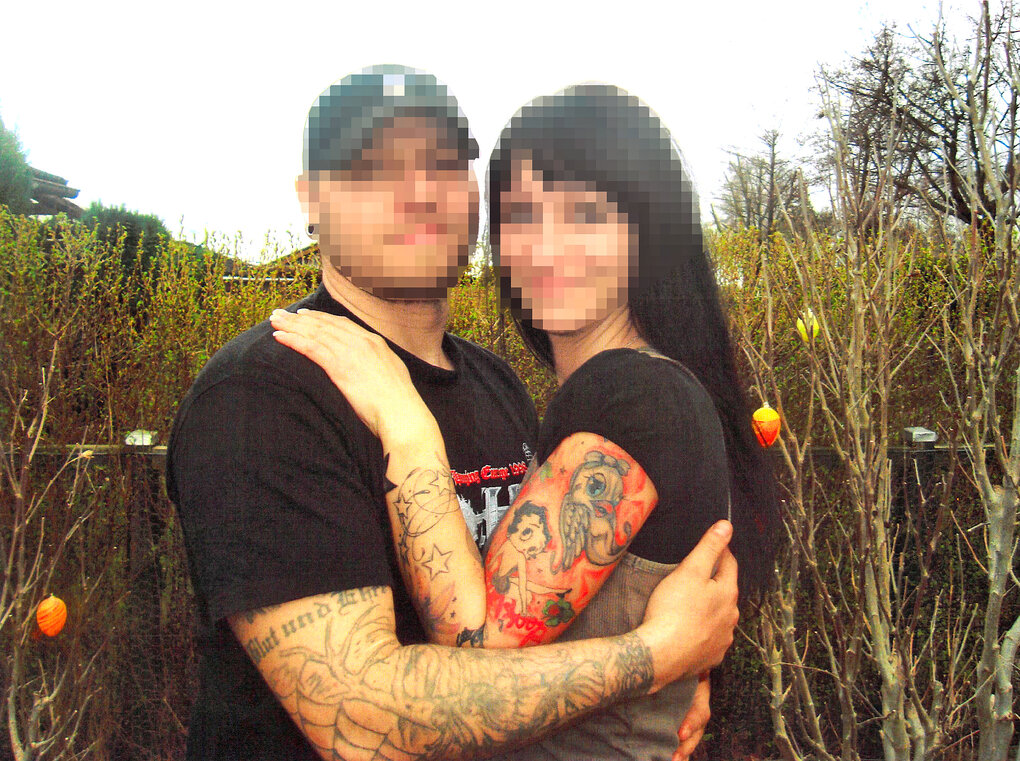 Zwei Personen halten sich in den Armen