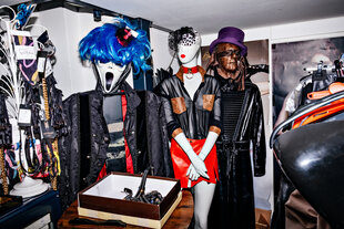Schaufensterpuppen tragen Lederoutfits und Masken.