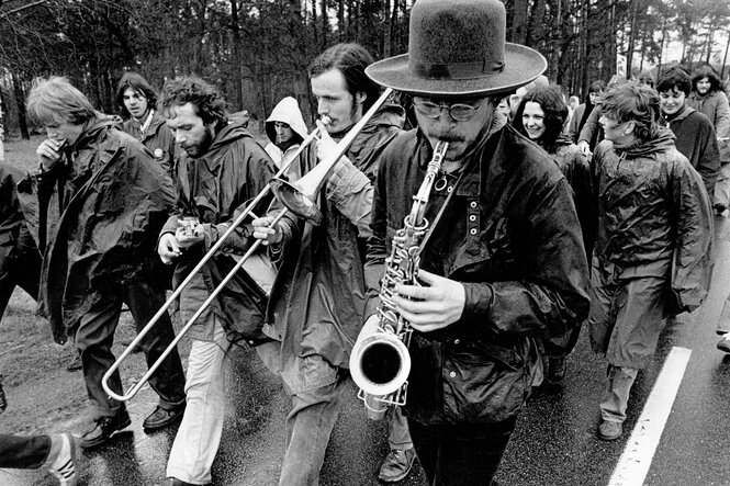 Schwarz-weiß-Aufnahme von Musikern in einem Protestzug