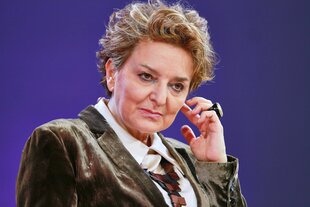 Eine Frau greift sich an ihr Ohr