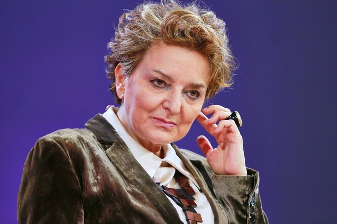 Eine Frau greift sich an ihr Ohr