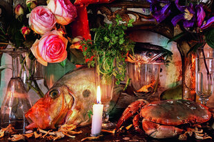 Ein Stillleben mit Blumen und einem Fisch - Kunst von Vera Mercer