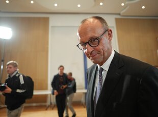 Bundeskanzler Friedrich Merz (CDU) kommt im Rathaus zur auswärtigen Kabinettssitzung der Landesregierung. Der Bundeskanzler ist zu seinem Antrittsbesuch in Schleswig-Holstein.