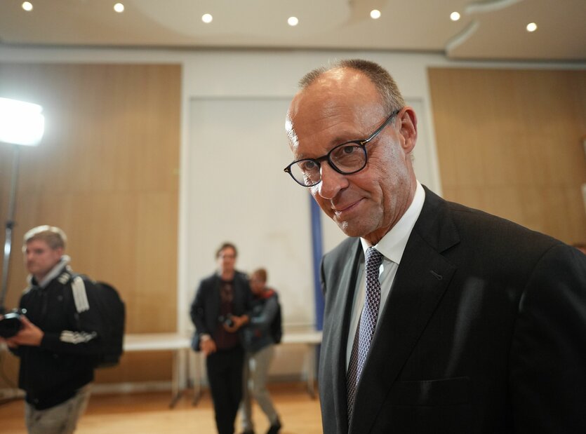 Bundeskanzler Friedrich Merz (CDU) kommt im Rathaus zur auswärtigen Kabinettssitzung der Landesregierung. Der Bundeskanzler ist zu seinem Antrittsbesuch in Schleswig-Holstein.