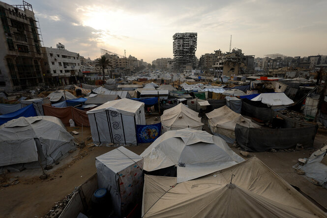 Zelte vor zerstörter Stadt