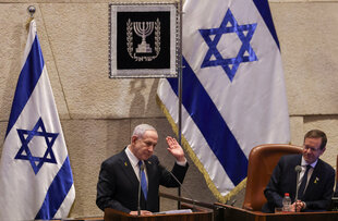 Benjamin Netanjahu zwischen zwei israelischen Fahnen