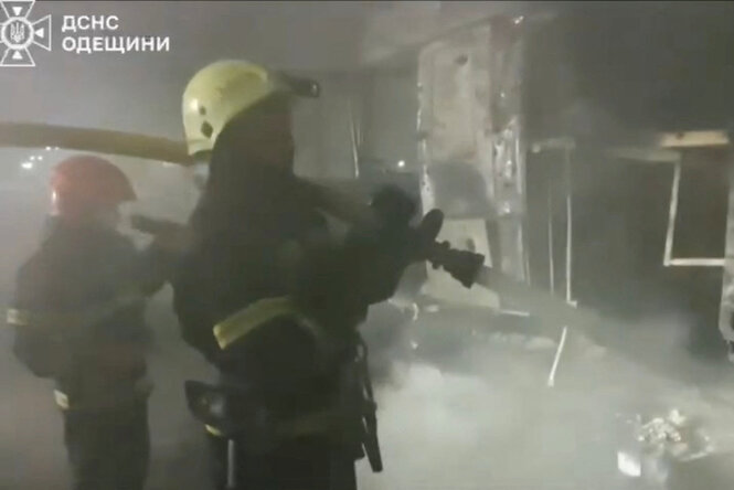 Feuerwehrleute hakten einen Schlauch