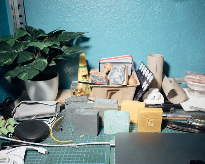 Arbeitsplatz mit vielen Gegenständen