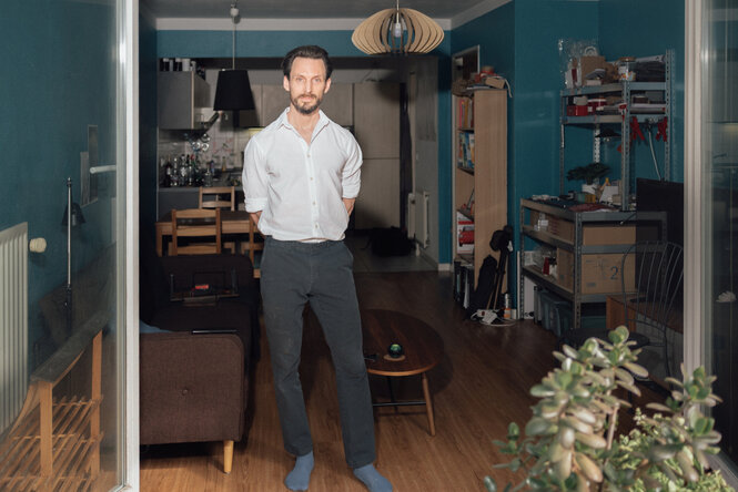 Porträt von Gero Fallisch in seiner Wohnung.