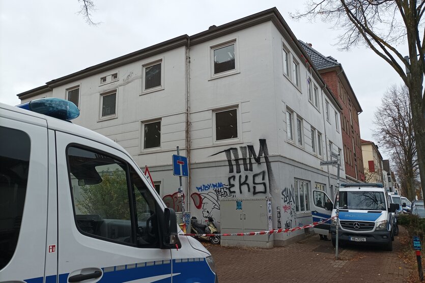 Polizeiwagen stehen vor einem Wohnhaus