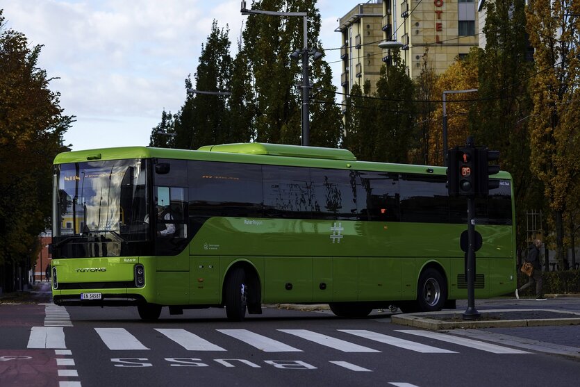 Ein grüner Bus im Straßenverkehr